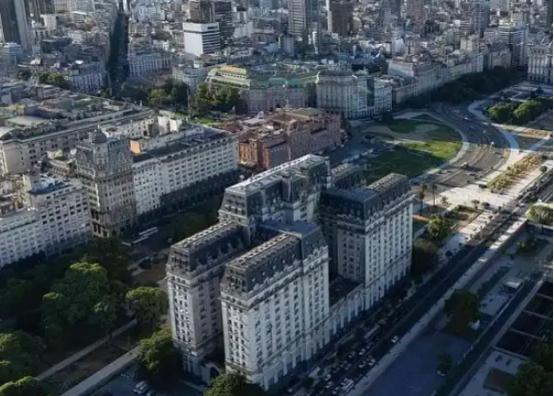 美国航母直奔阿根廷，4月28号要在南大西洋搞联合军演，听说米莱还要登舰？
 
这