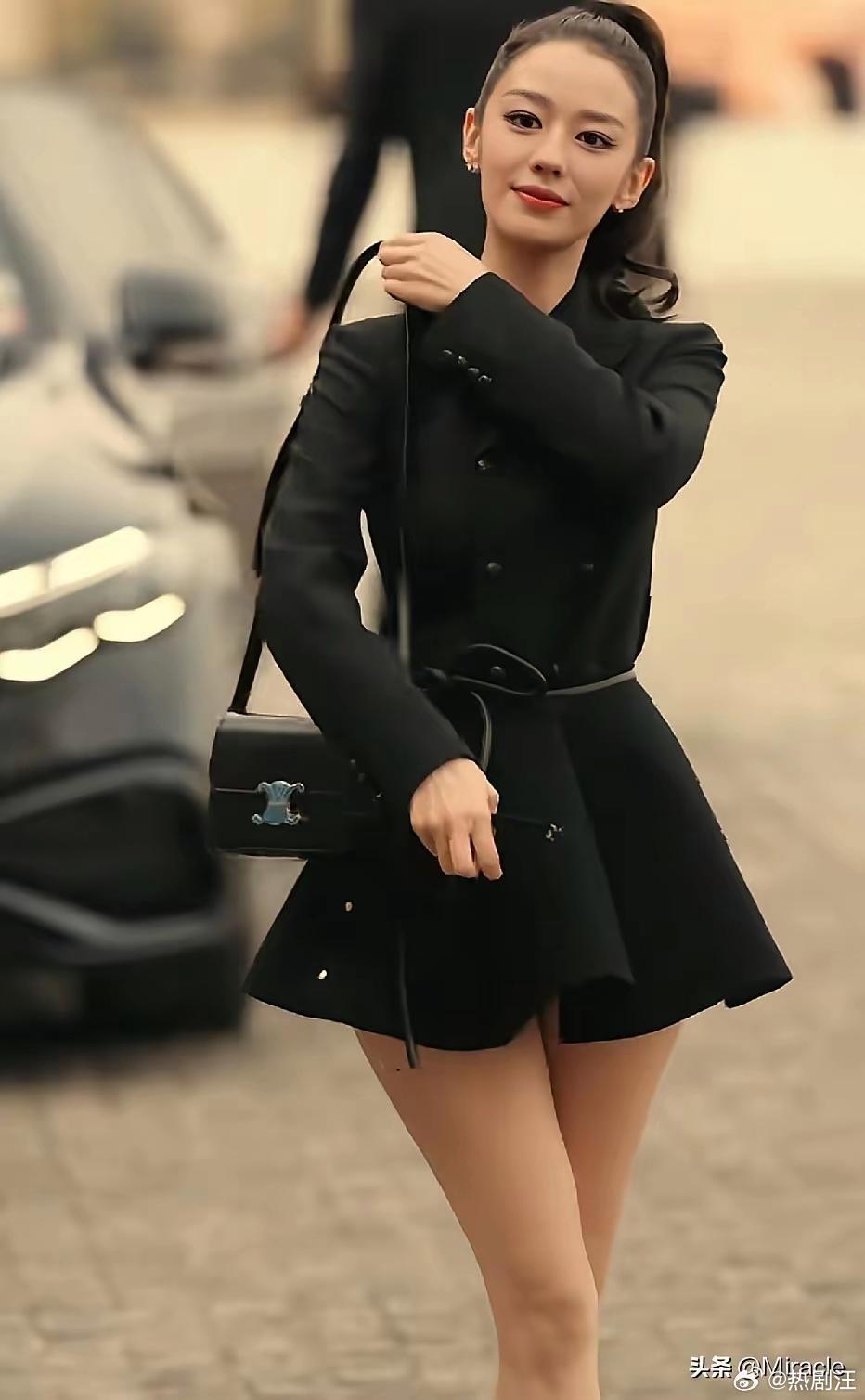 吉娜这一身也太敢了！高马尾配收腰西装短裙，蚂蚁腰大长腿直接拉满，又辣又飒。 