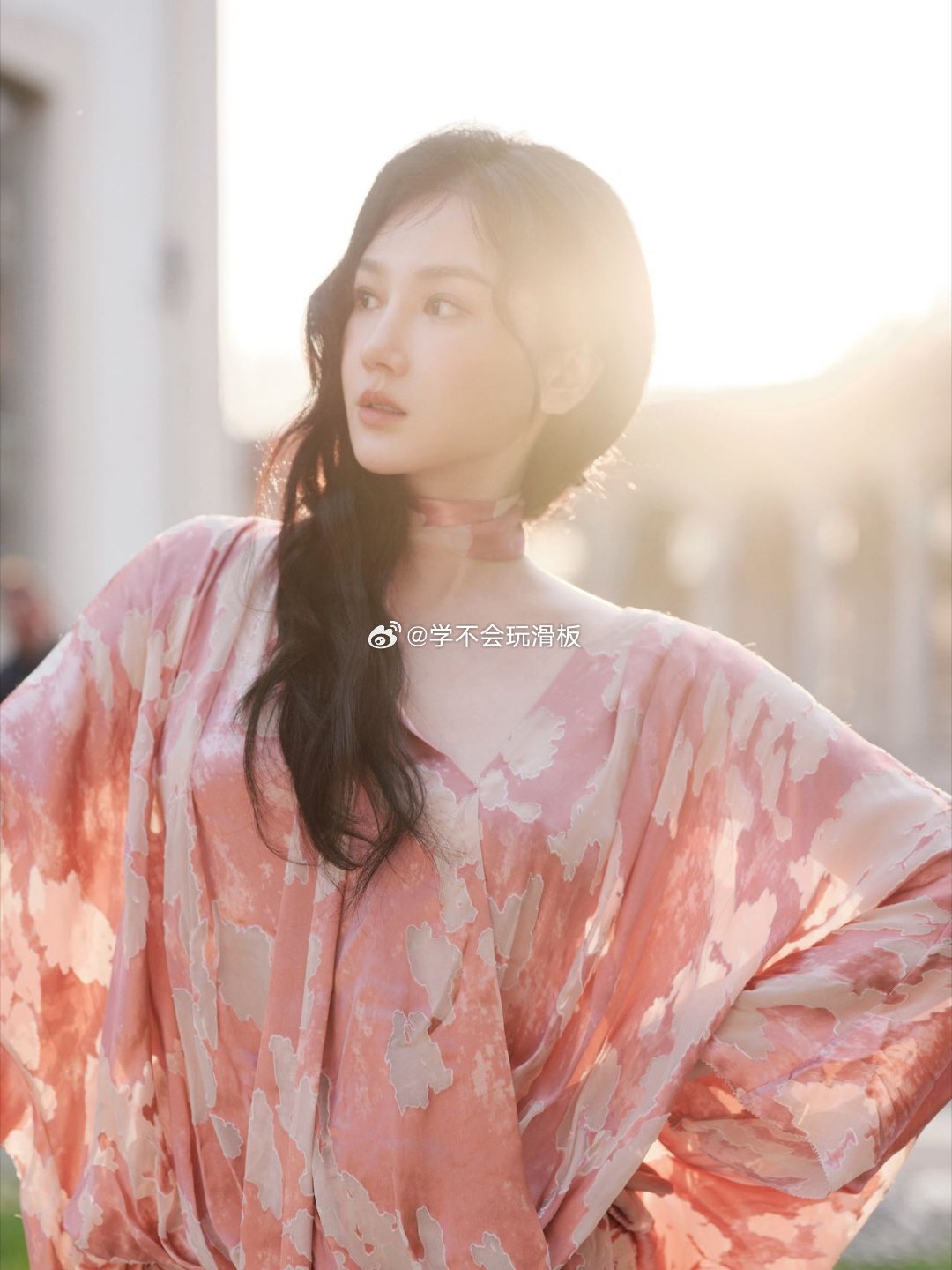 陈小纭米兰时装周首秀 救命！陈小纭米兰首秀杀疯了！一身黑白蕾丝裙配蓬松羽毛帽，直