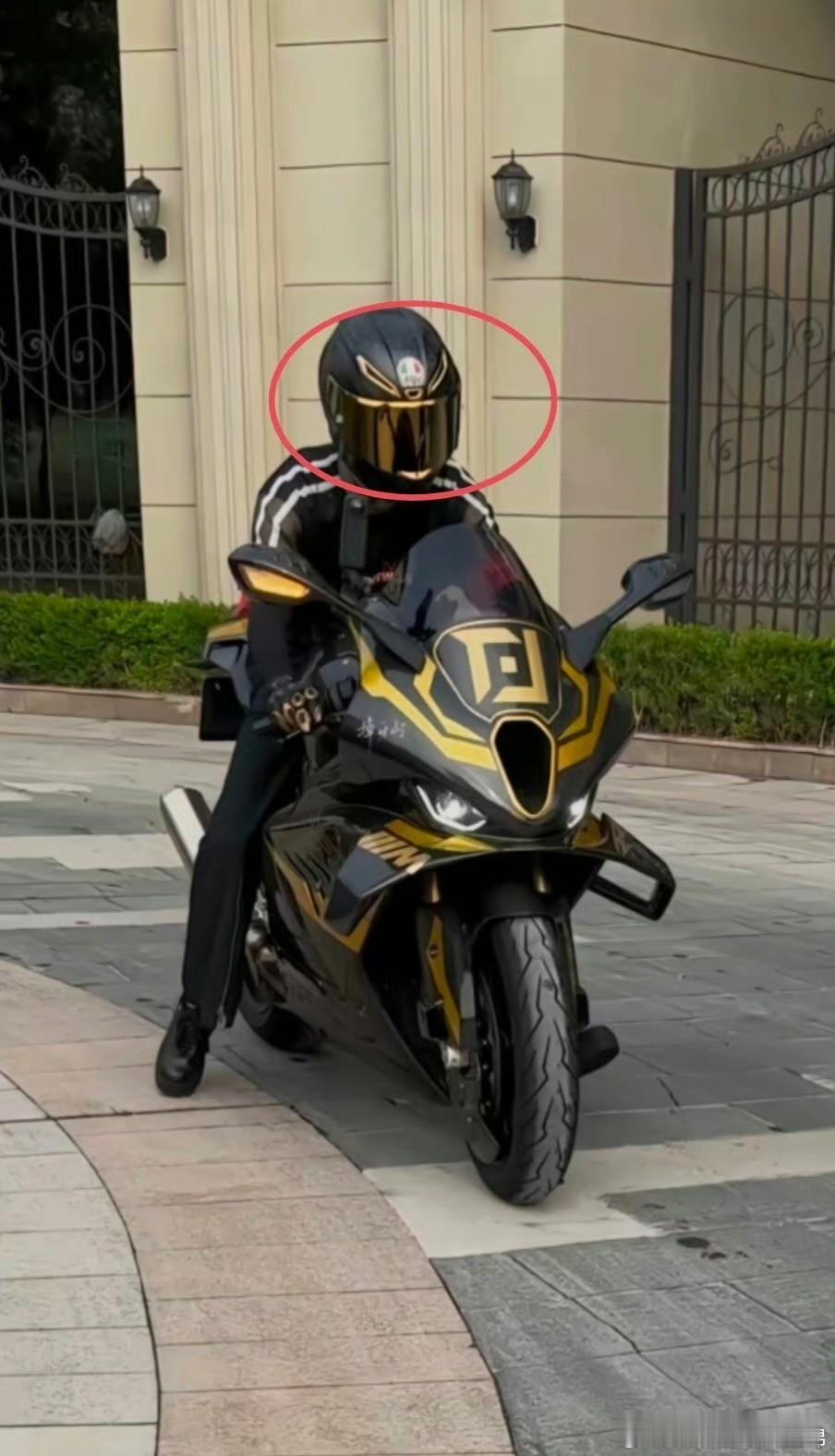 这下好了
左航出名了
全国人民都知道他是时代俊峰的成员，喜欢玩机车，深夜开着机车