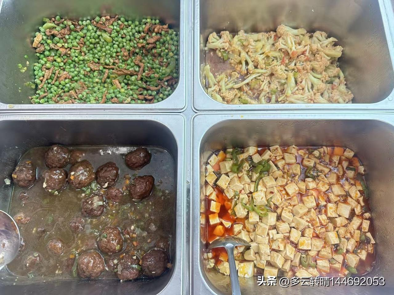 养老院两日午餐，一般还会有两个汤：一份米汤一份菜汤，主食是米饭、馒头都有且不限量