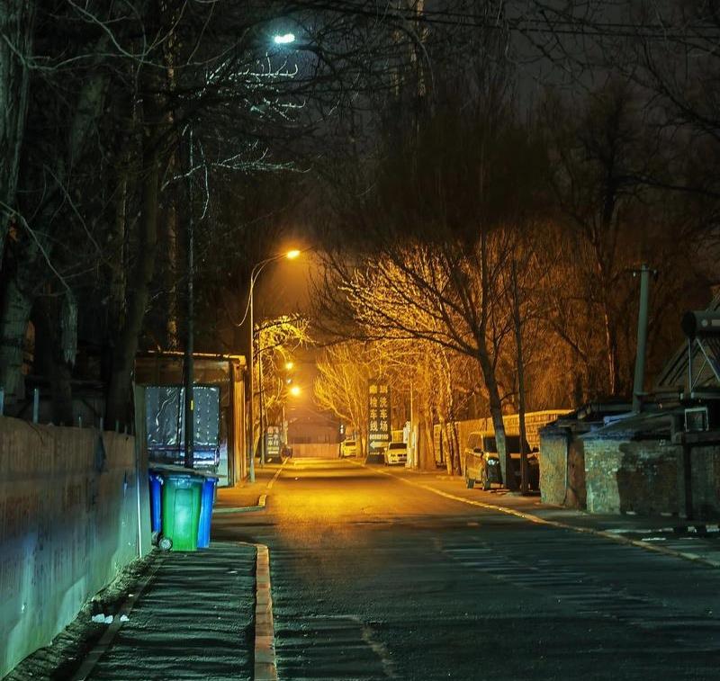 我认识一人，
她说:
我去过地府，我知道你不会信 ，但是我还是要妄说，你姑且妄听