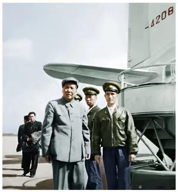 1957年7月，毛主席与中央首长专机飞行大队大队长蔡演威在专机旁合影。
毛泽东主