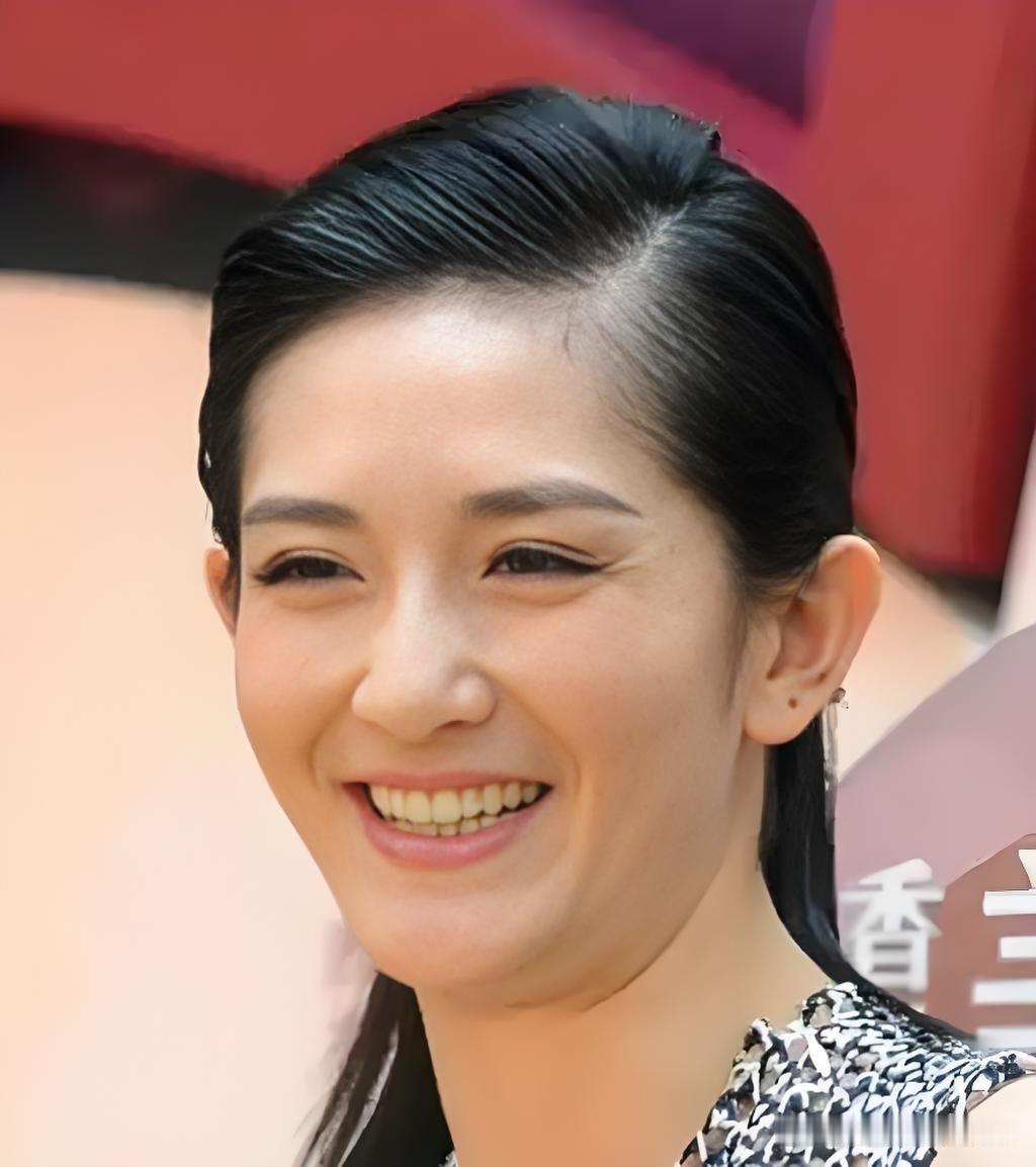 谢娜妆前妆后判若两人，原来卸了妆和老百姓没啥区别！第一眼你认出她了吗！