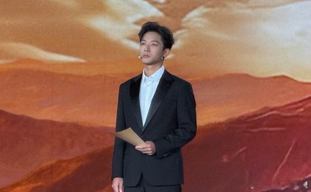 超帅超正的张晚意出席“伟大的长征”大剧看总台现场真牛 电视剧伟大的长征首发预告 