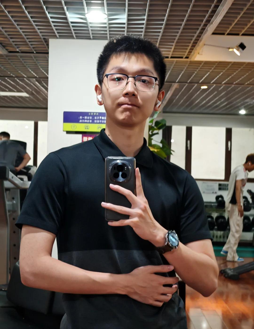展示成果
随手拍的一张，糊糊的
	
男大学生 健身小白 介绍一个小哥哥
