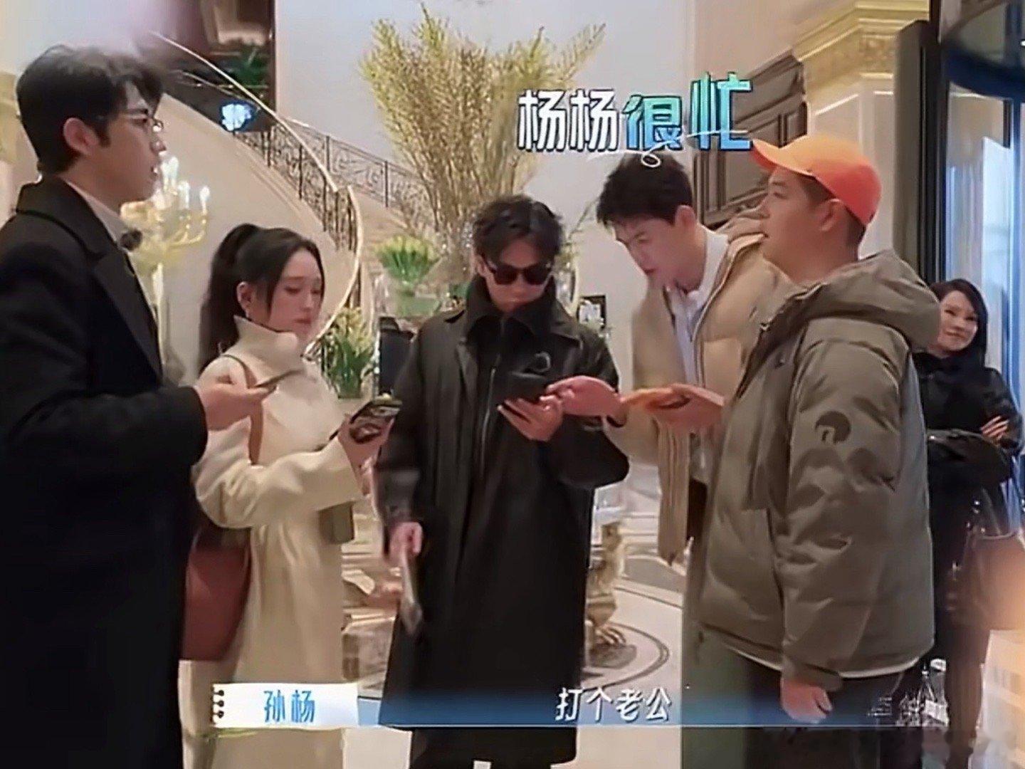丁程鑫时刻记得自己是周柯宇哥哥丁程鑫可是个小机灵鬼，哪能不记得自己是哥哥。（抱一