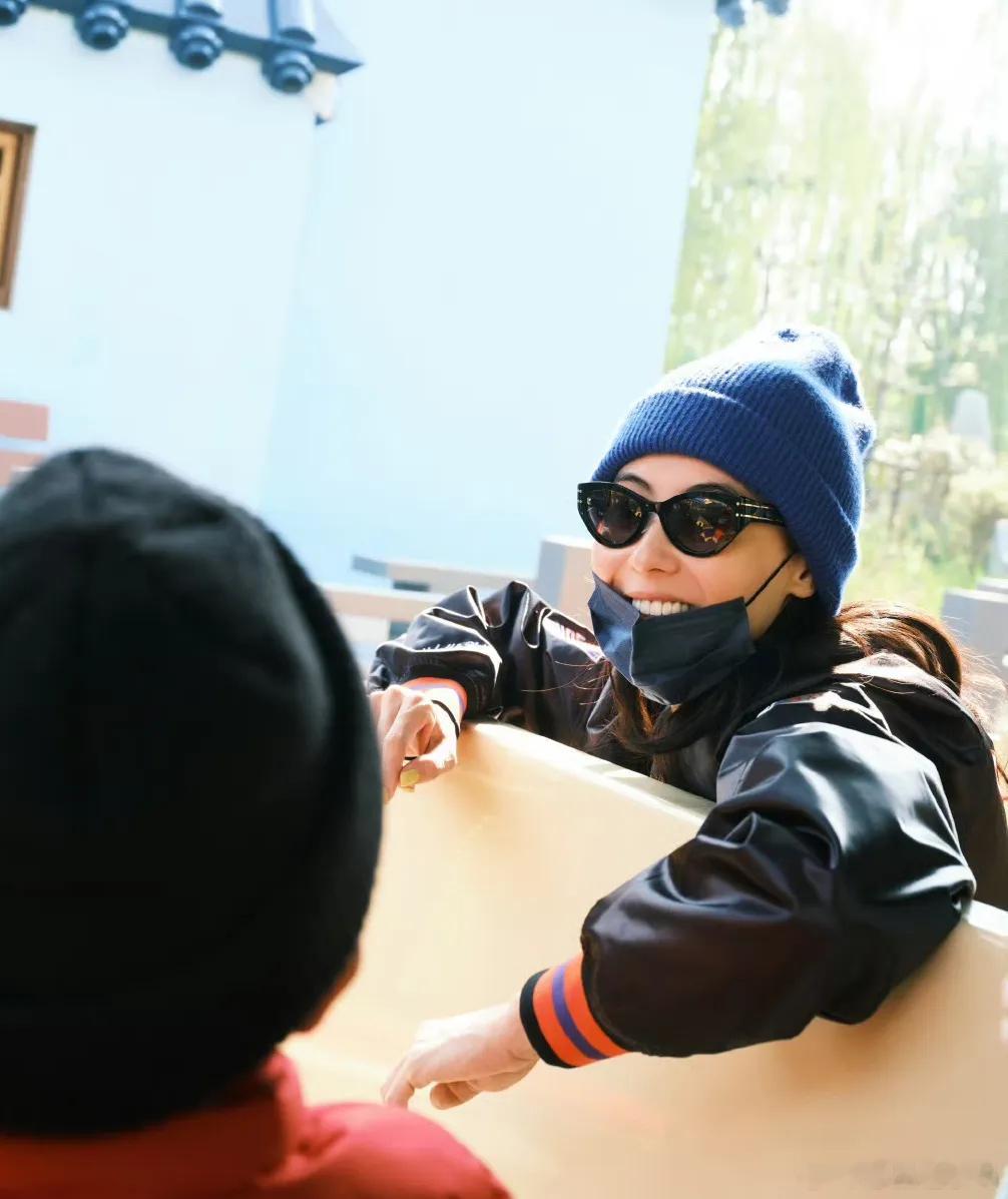 张柏芝这身冬季穿搭太惊艳！黑色运动外套活力个性，破洞牛仔裤显独特松弛感，二者超搭