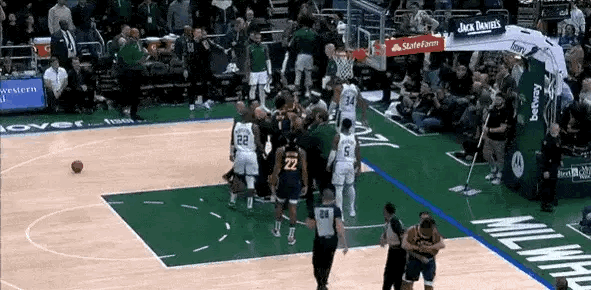 NBA常规赛：内史密斯抱摔字母哥，波蒂斯为字母哥出头，双方爆发冲突！

NBA常
