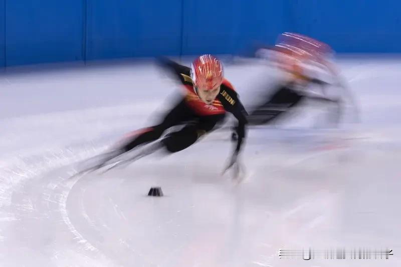 米兰冬奥会速滑赛场太燃了！北京时间2月17日，由刘瀚彬、吴宇、李文淏组成的中国男