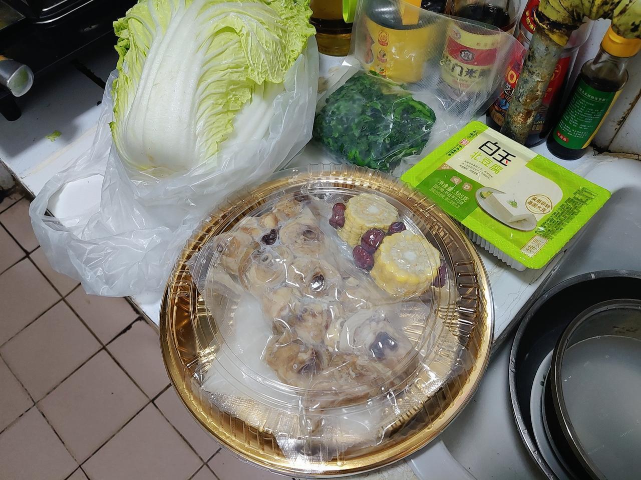 今天回娘家，给老爸老妈炖了一锅暖心汤～
沃尔玛买的自营猪肚鸡腿汤，才二十多块一大