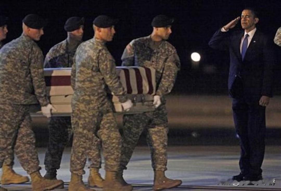 16年前，美国前总统奥巴马悄然创造了历史。深夜时分，他成为首位亲眼见证阵亡士兵回