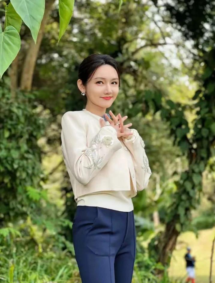 优雅森林漫步：浅米色上衣与深蓝色裤子的完美搭配，龙洋休闲穿搭青春甜美。