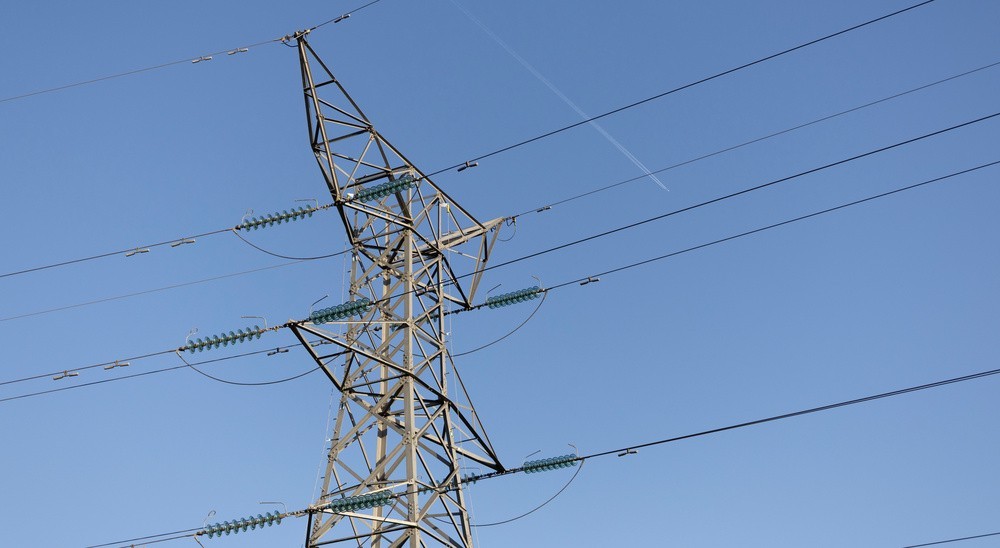 #男子高压线下钓鱼触电死亡家属索赔#【男子高压线下方钓鱼触电死亡，家属索赔百万 