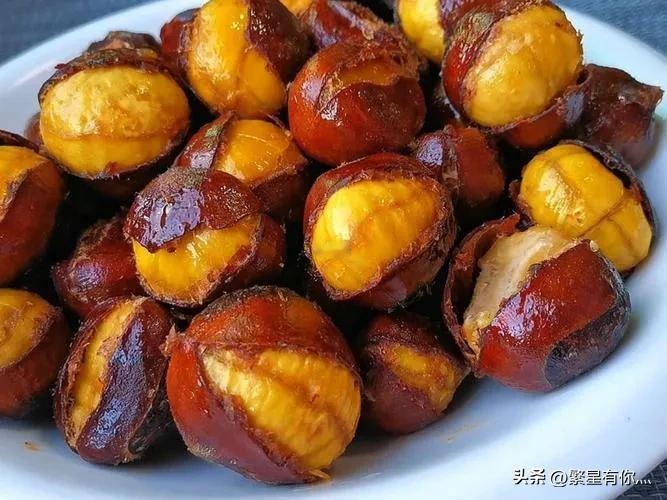 #分享我最爱的秋日美食# #糖炒栗子# 
秋意渐浓，正是品尝美食的好时节！今天我