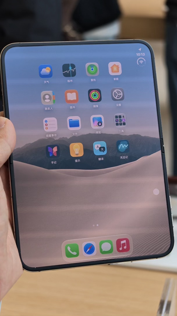 上手试试iPhoneDuo，人气明显不如iPhone18Pro首发，外面的牛比顾