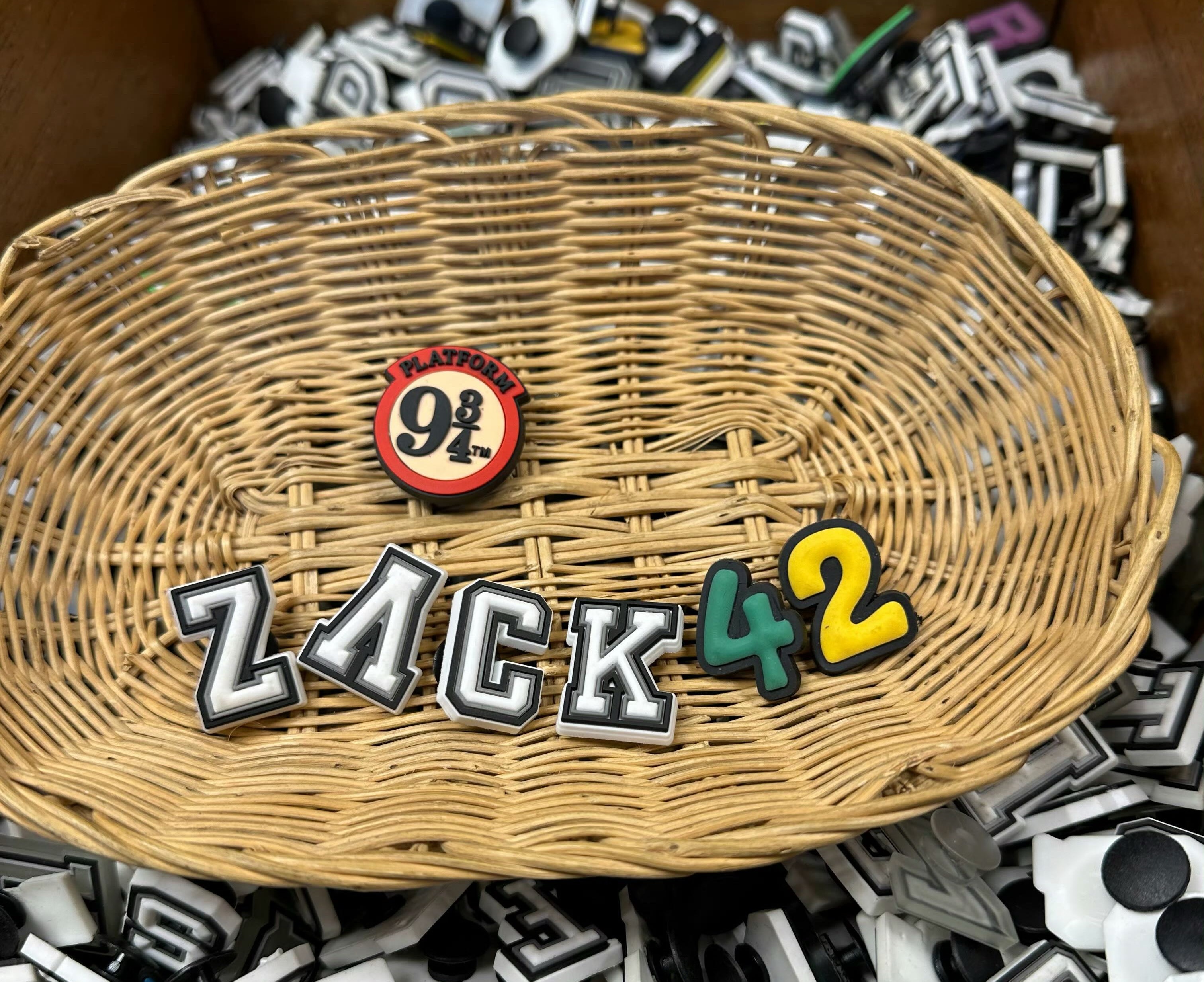 曼谷夜市，在这小摊上扒拉了半小时还是没找到A，最后找了个V反过来挂，也还不错，小
