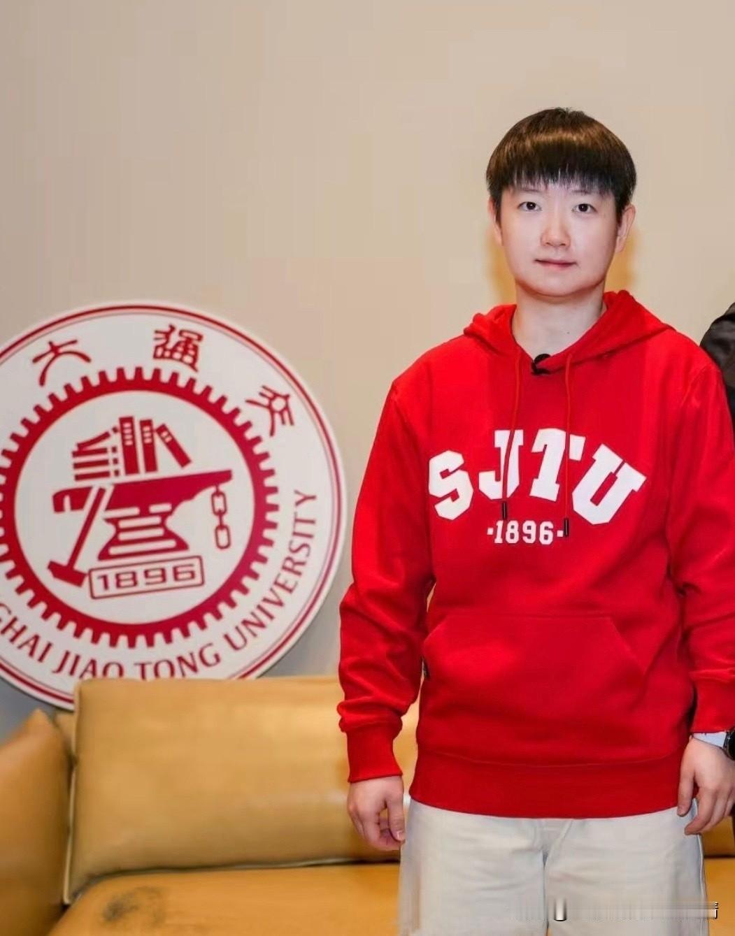 孙颖莎现身上海交大校园：红校服亮相展学子风采
 
2025年12月30日，孙颖莎