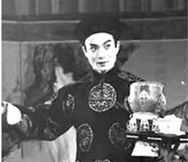 戏子刘汉臣被褚督办的五姨太看上了，五姨太通过别人要了一张他的照片，没想到就是这张