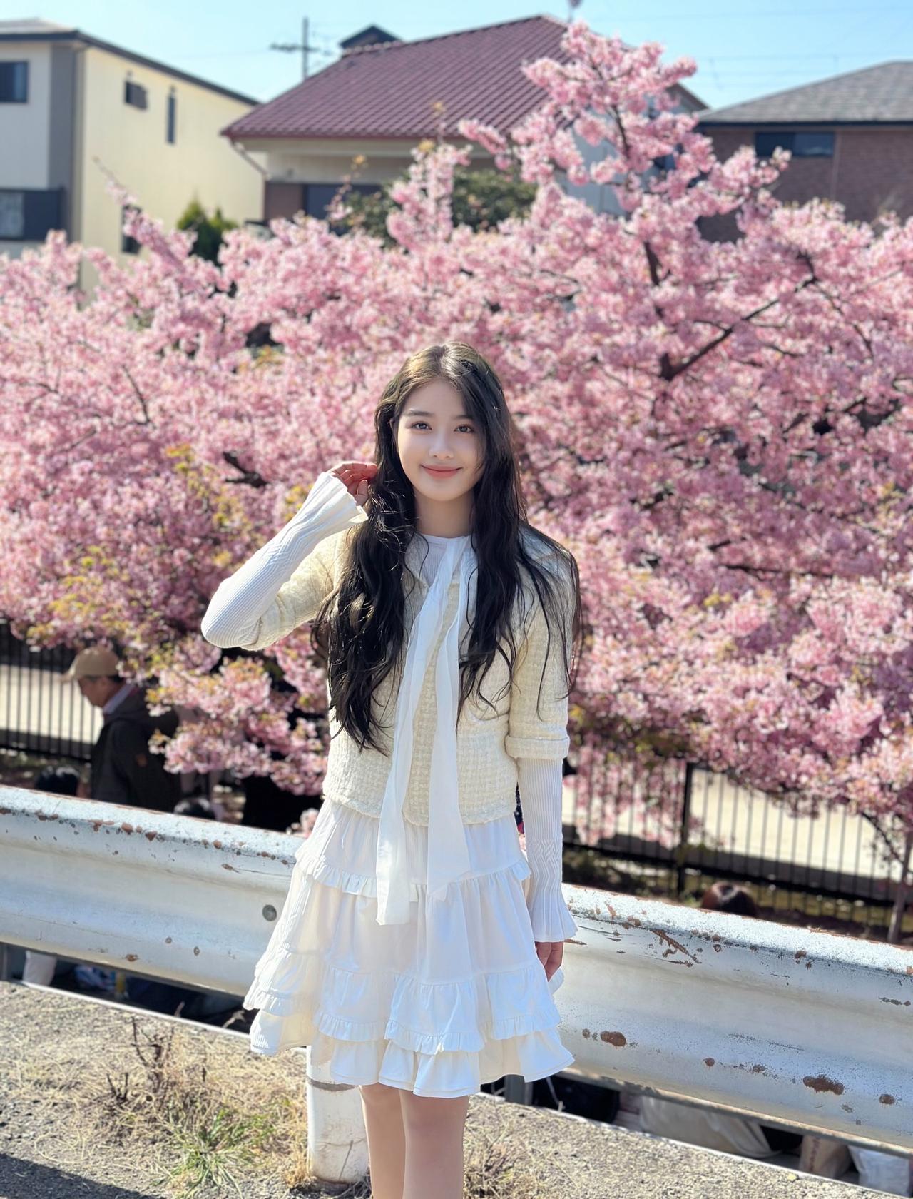 樱花树下，少女微笑，春日浪漫时光。清新脱俗的女孩子是什么样子的呀 美少女的微笑 