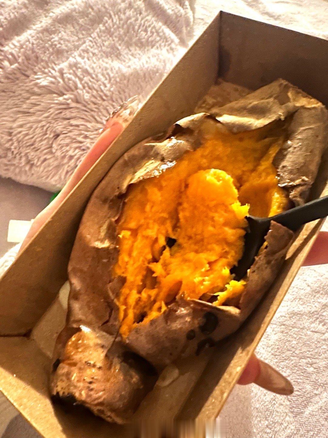 每天一个烤红薯🤤呼呼呼好吃好吃好吃😚😚 ​​​