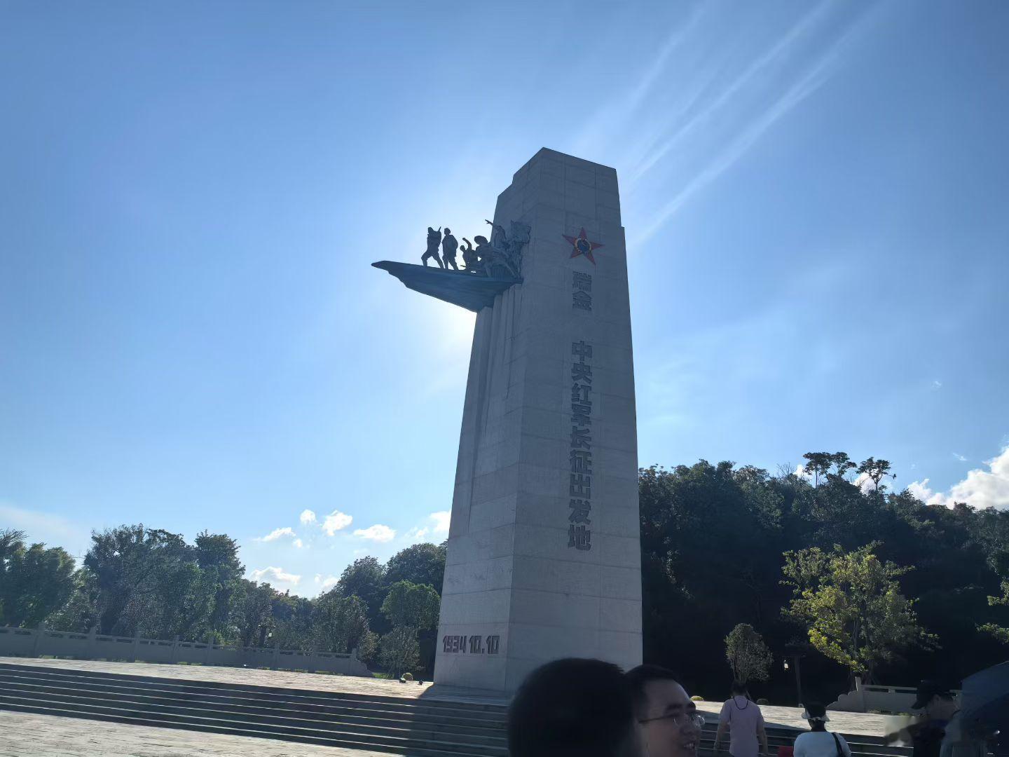 人民共和国从这里走来，伟大长征从瑞金出发。 ​​​