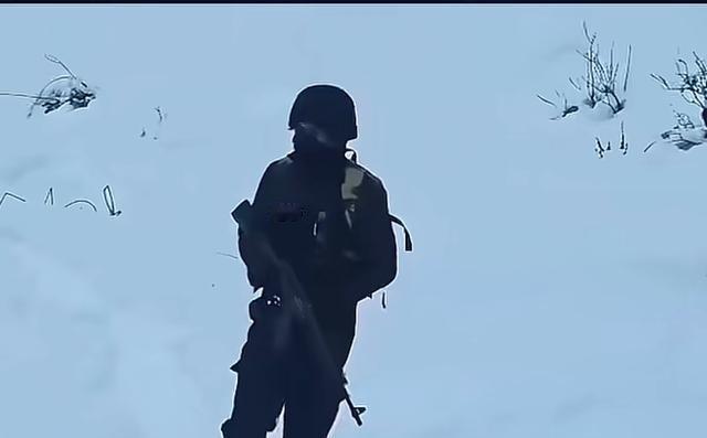 印度的神奇操作。三哥因为看到中国边防军人都有雪地作战服，于是印度边境部队首次配发