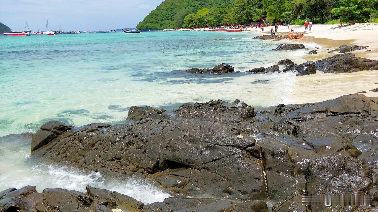 弯弯的蛤蟆们，都开始忽悠老百姓了！他们说别害怕，东方放的都是ai制作的短片，他们