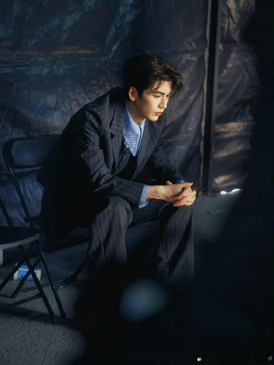 张凌赫往那一坐，就跟电影海报似的 妙出大片吧！ 