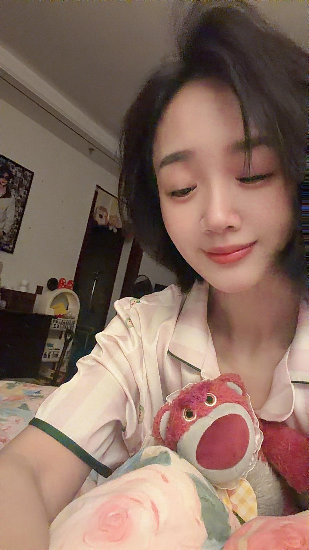 没成为很厉害的大人 没成为很成熟的女性 也还没被无趣吞没 仍然会为一场...