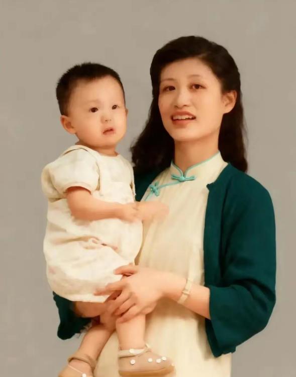 1944年，张爱萍上将夫人李又兰怀抱8个月大的儿子，在宁波照相馆的珍贵留影，而在