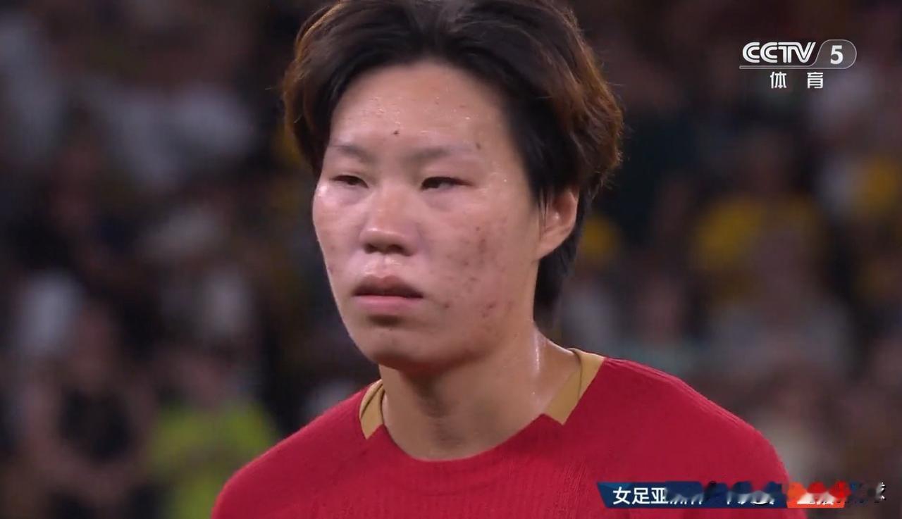 中国女足姑娘邵子钦真是太失落了！在今天中国女足以1：2不敌澳大利亚女足的亚洲杯半