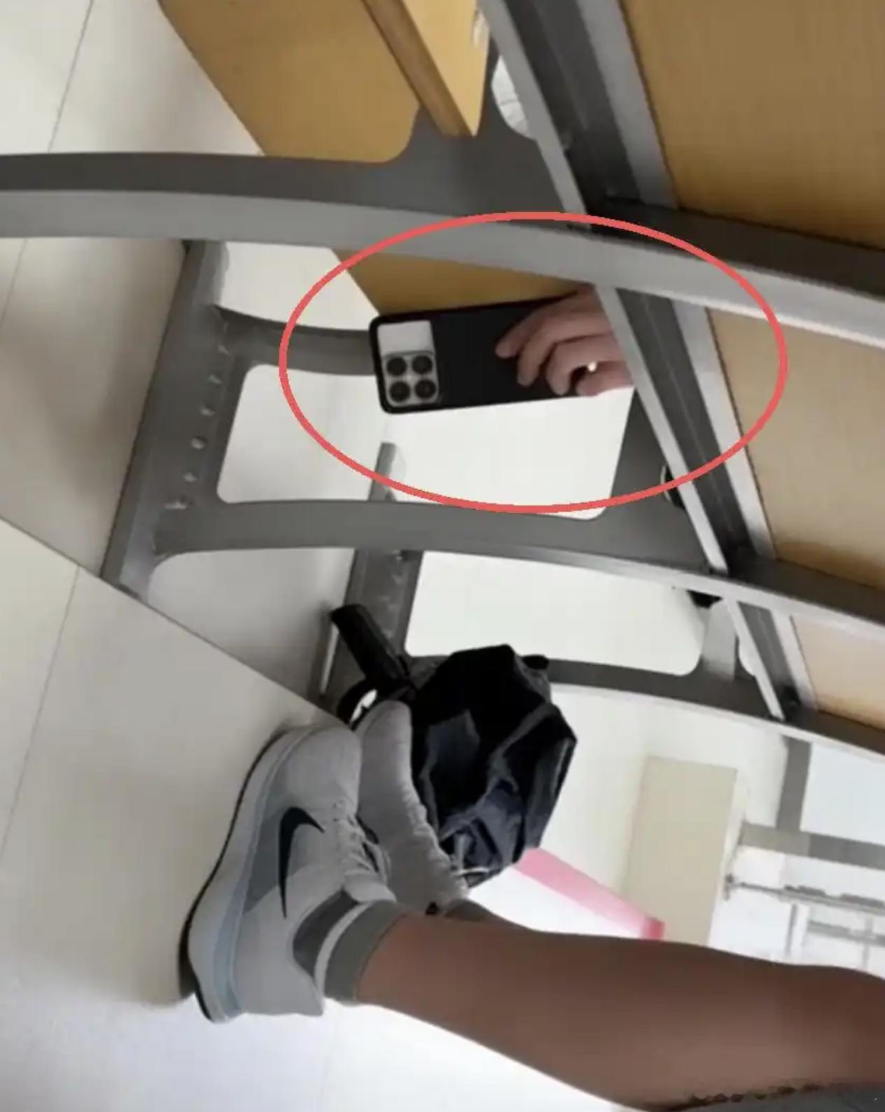 男大学生们你们怎么了 天气刚热，女大学们刚穿着清凉，已经有三所高校出现偷拍和偷拿
