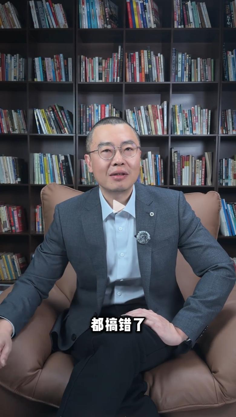 我可以转型了，因为我的抖音号现在一半的用户是在讨论帅不帅和衣品，我讲的内容是啥已