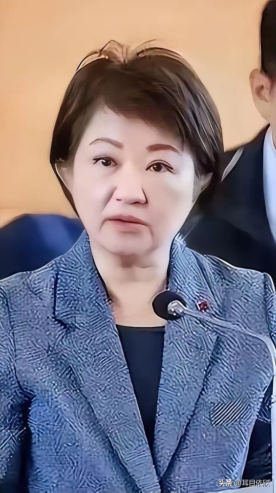 岛内媒体人陈挥文近期痛批卢秀燕“架空党主席、另立一套党中央”。
风波根源在于卢秀