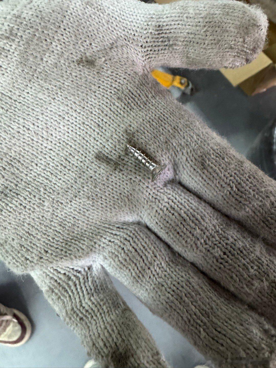 真的无语😓我的风云a9l 轮胎又挂彩了，提车五个多月走在路上被扎了两次胎，我也