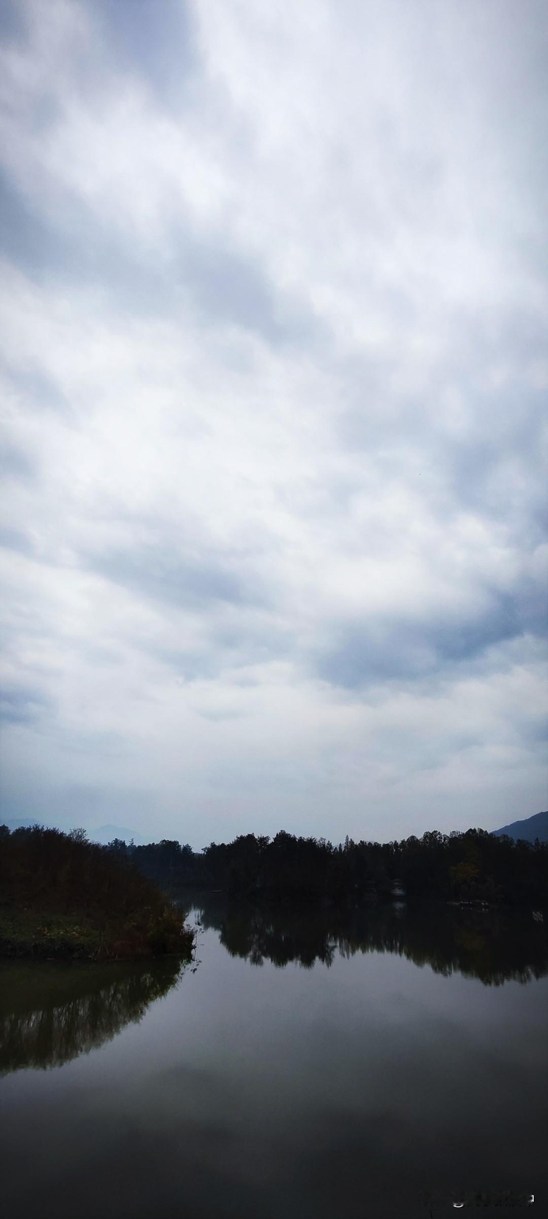 晒图笔记大赛冬日的阴天，确实很冷。平静的湖水倒映着云层，一片静谧。搓搓手，漫步湖