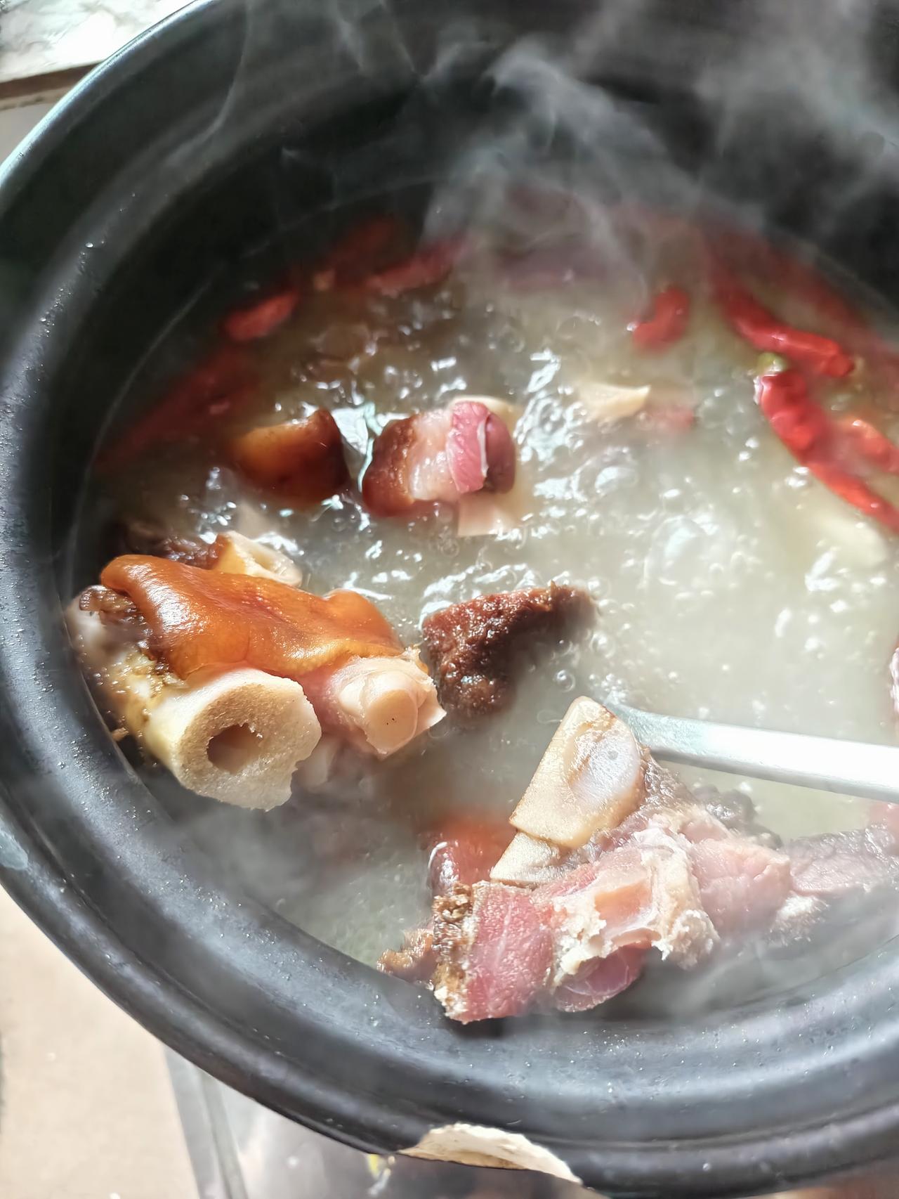 腊猪蹄开炖！
今天这锅烟火气直接香到邻居来敲门
 
今天必须炫一顿硬菜！从老家带