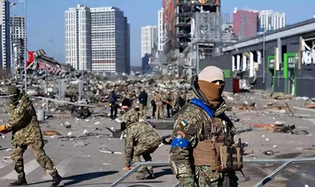 仗打了三年多，俄乌冲突早就不只是两国的事儿了。有人说这场战争“打穷了三个国家，也