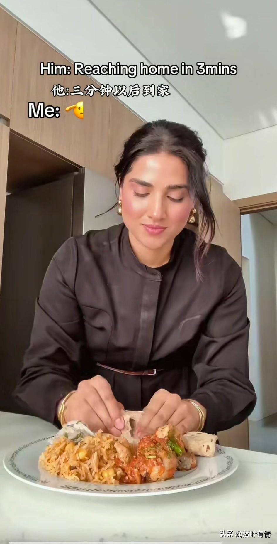 谁能想到印度高种姓美女吃饭居然也是用手抓的，这个印度高种姓女孩，
穿着非常的时尚