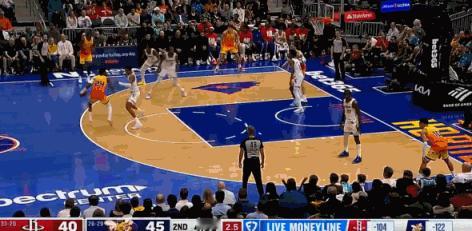 还得是你！杜兰特反击三分率队疯狂反扑！
在今天NBA常规赛火箭对阵黄蜂的第二节比