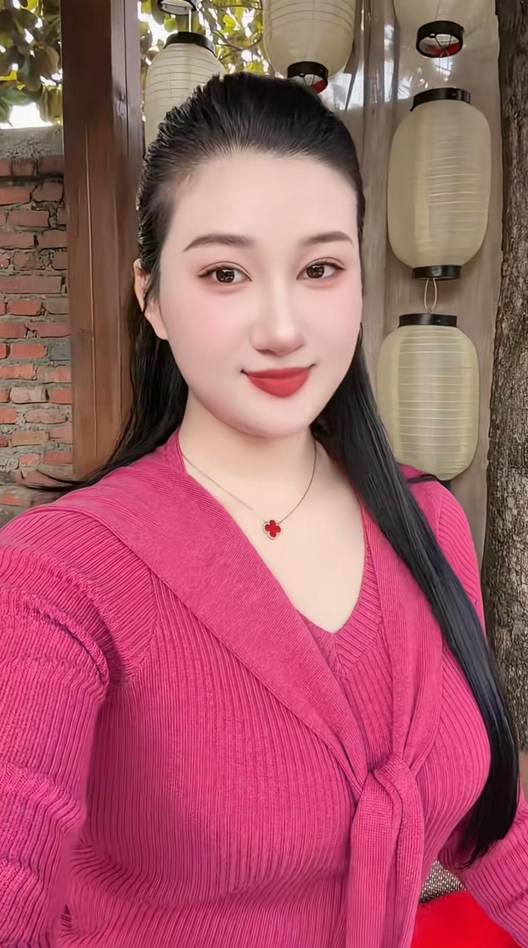 甜美自拍，粉色毛衣，红唇微笑，清新自然，时尚穿搭