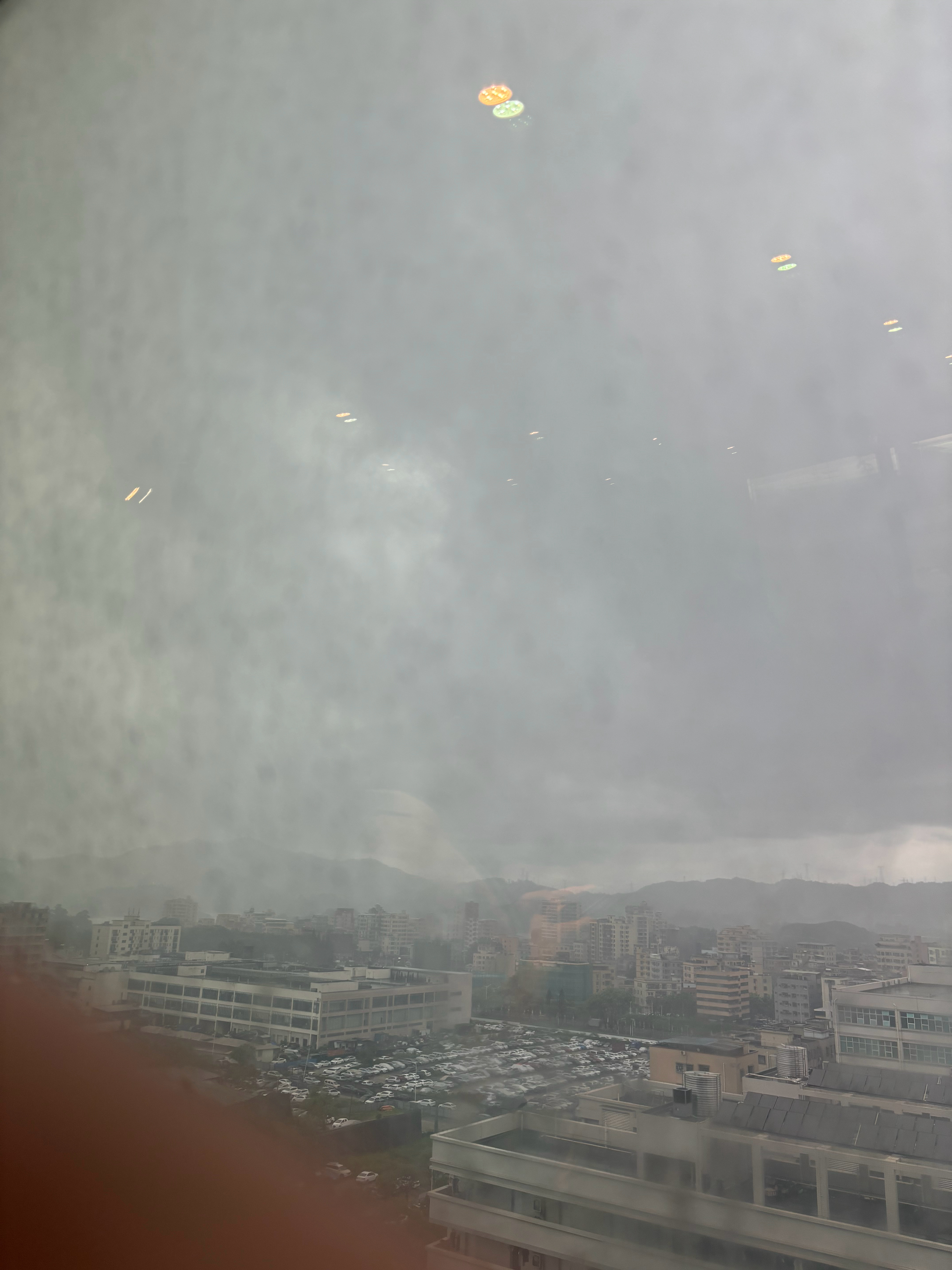 天一下子就黑了，终于下雨了，不下下来就一直闷热得很，广东又开始雨季了。 