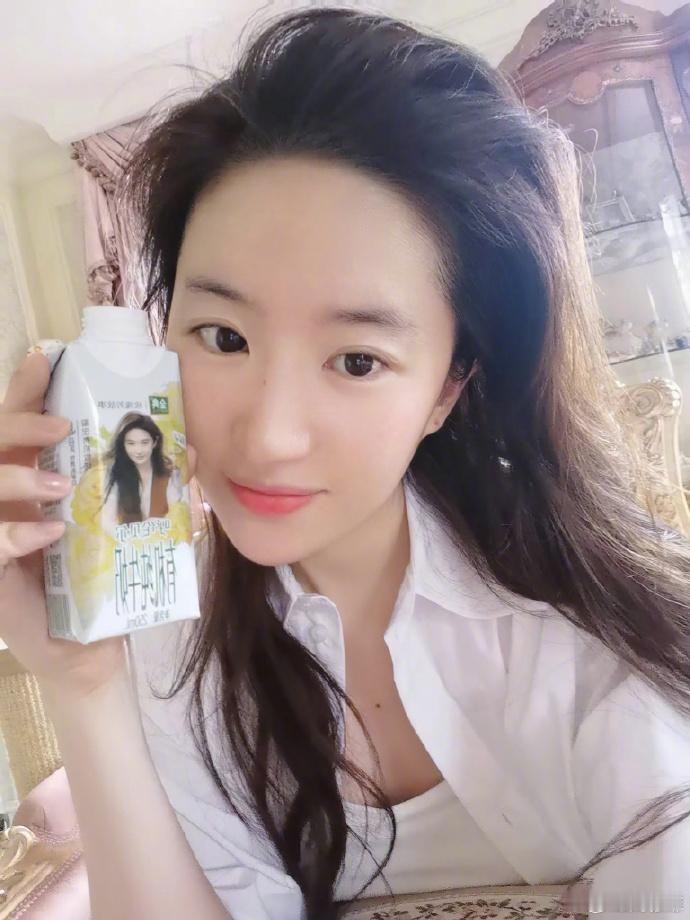 #刘亦菲深U内搭##刘亦菲收到了玫瑰的故事周边# 刘亦菲穿了白色深U内搭，还收到