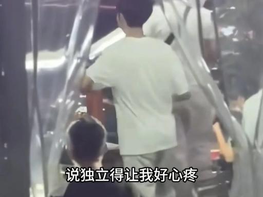 “别人家的孩子”，就是不一样。
 山西一名高考男生，在考后自己选择进入夜市打工，