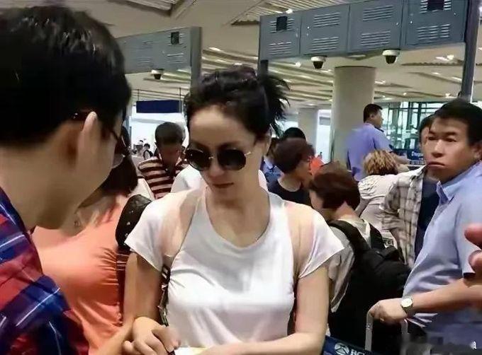 王菲现实长什么样？路人镜头更真实，突然理解谢霆锋的专一了当55岁的王菲的近期照片