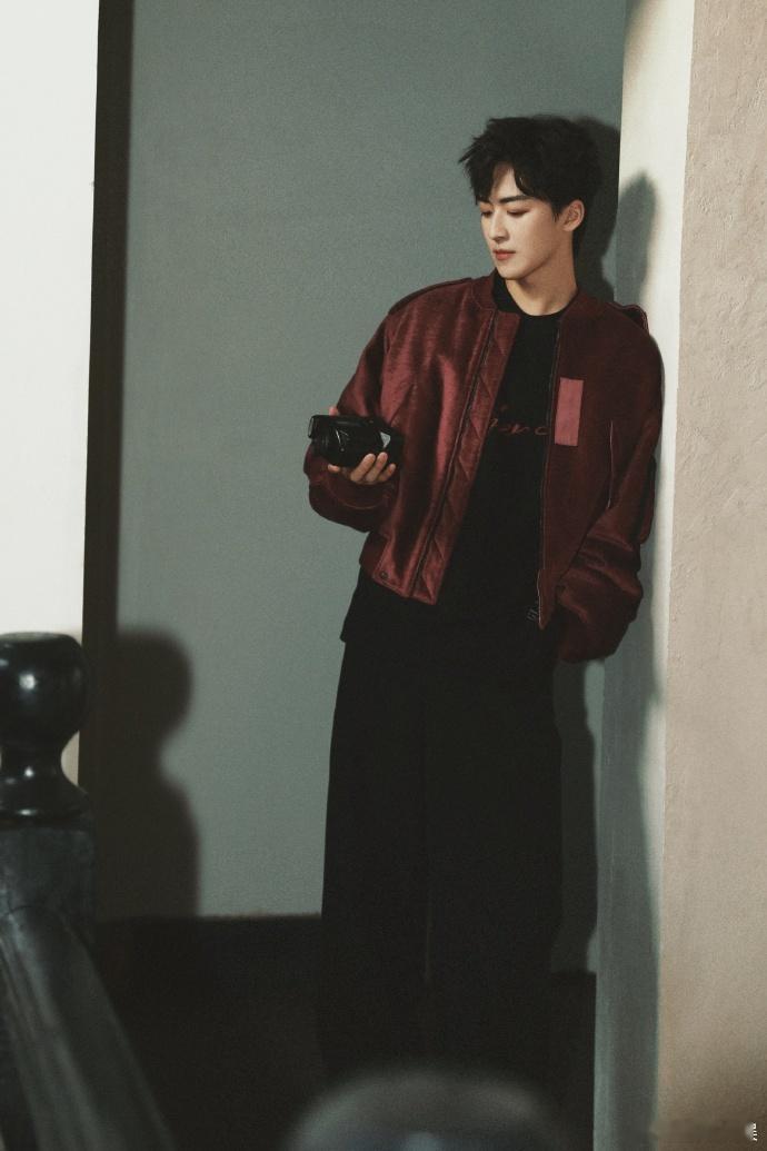 何洛洛今年见  何洛洛暗红色夹克plog  2025年何洛洛的第一条plog，身