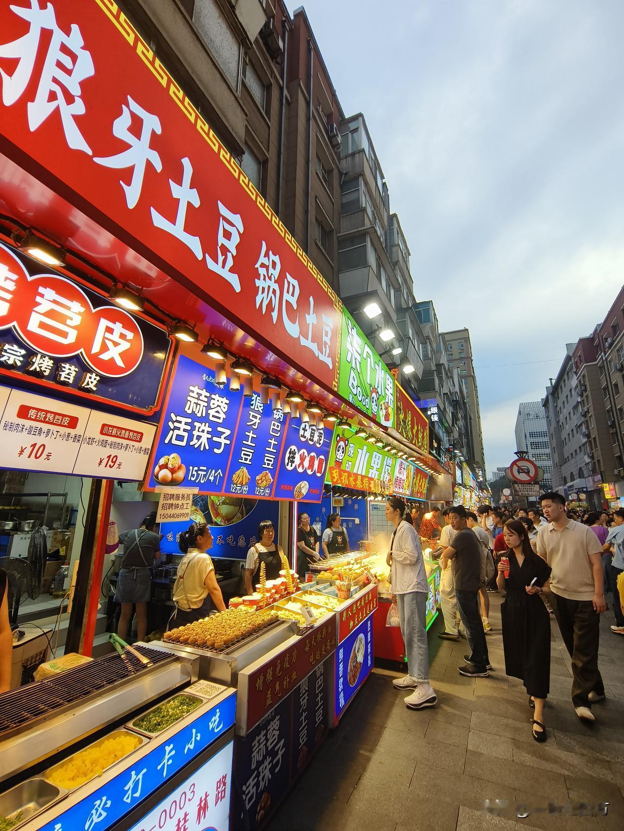 凉爽的长春夏夜，火爆的桂林路美食街，地盘又扩大了。