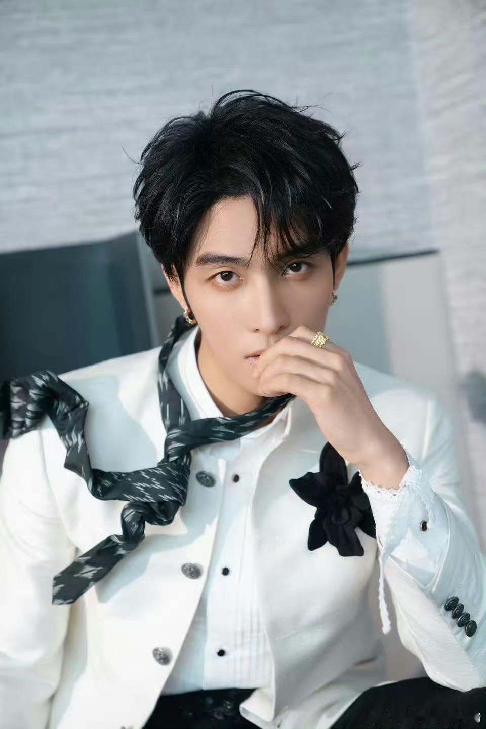 何昶希何衍朝红毯生图 聚光灯下，无修图反而成了最好的滤镜。今晚的何昶希与何衍朝，