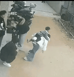 女子背着孩子不慎跌倒，由于惯性的作用，背在她后背上的孩子也甩了出去，孩子马上就要